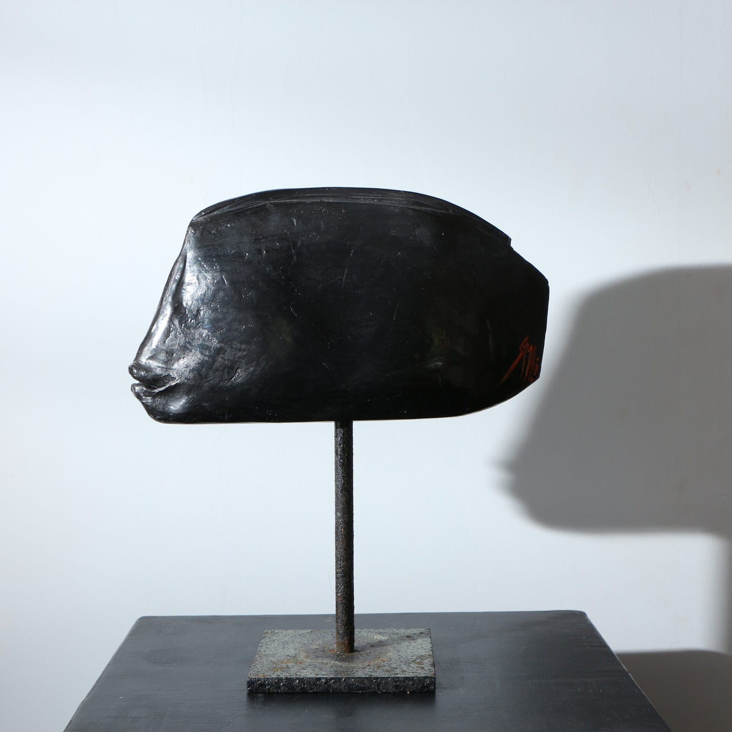 Sculpture poisson raku nu noir profond