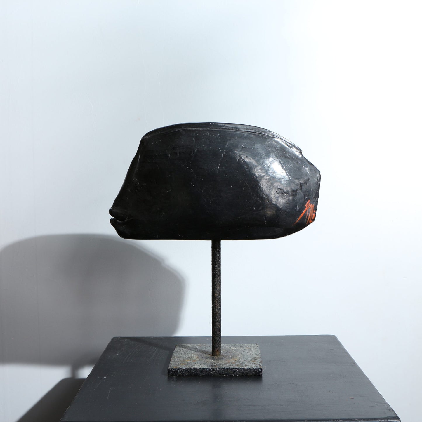 Sculpture poisson raku nu noir profond