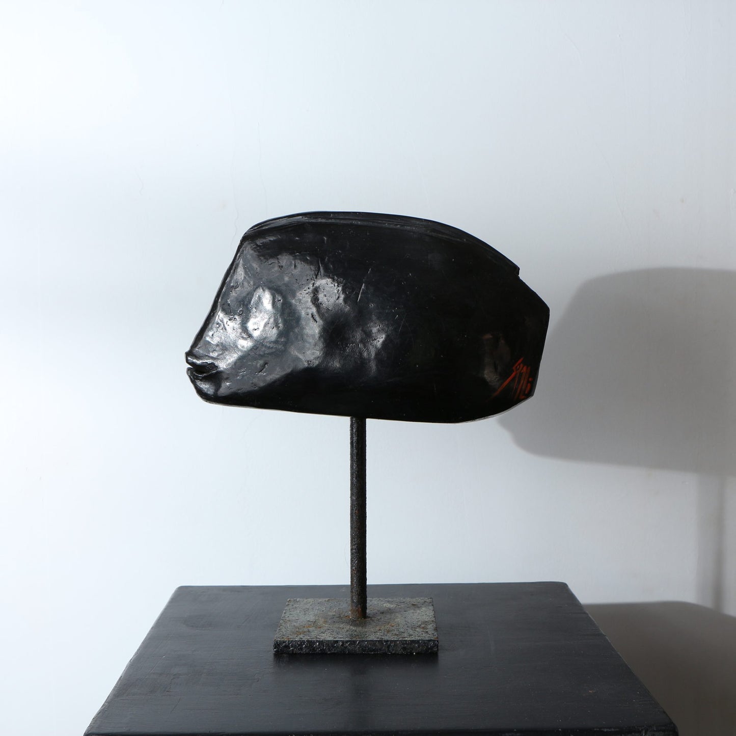 Sculpture poisson raku nu noir profond