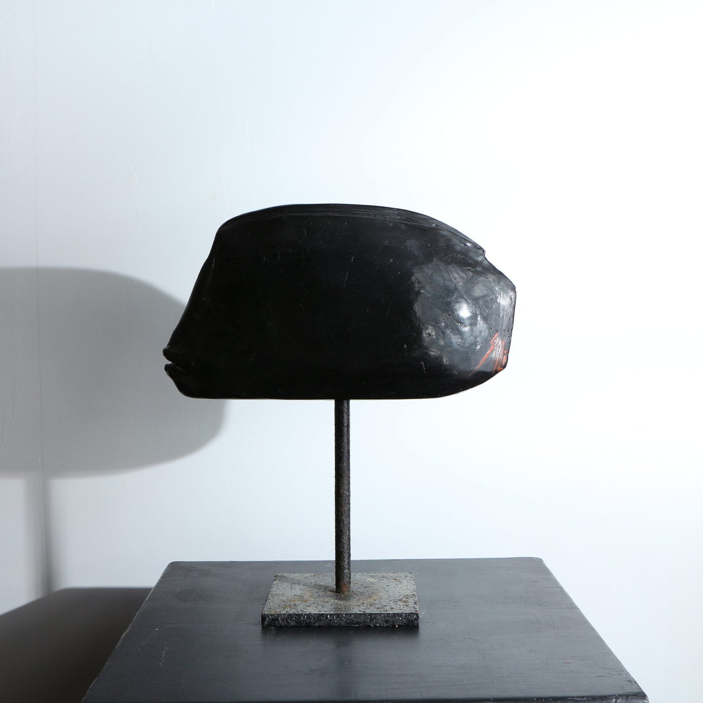 Sculpture poisson raku nu noir profond