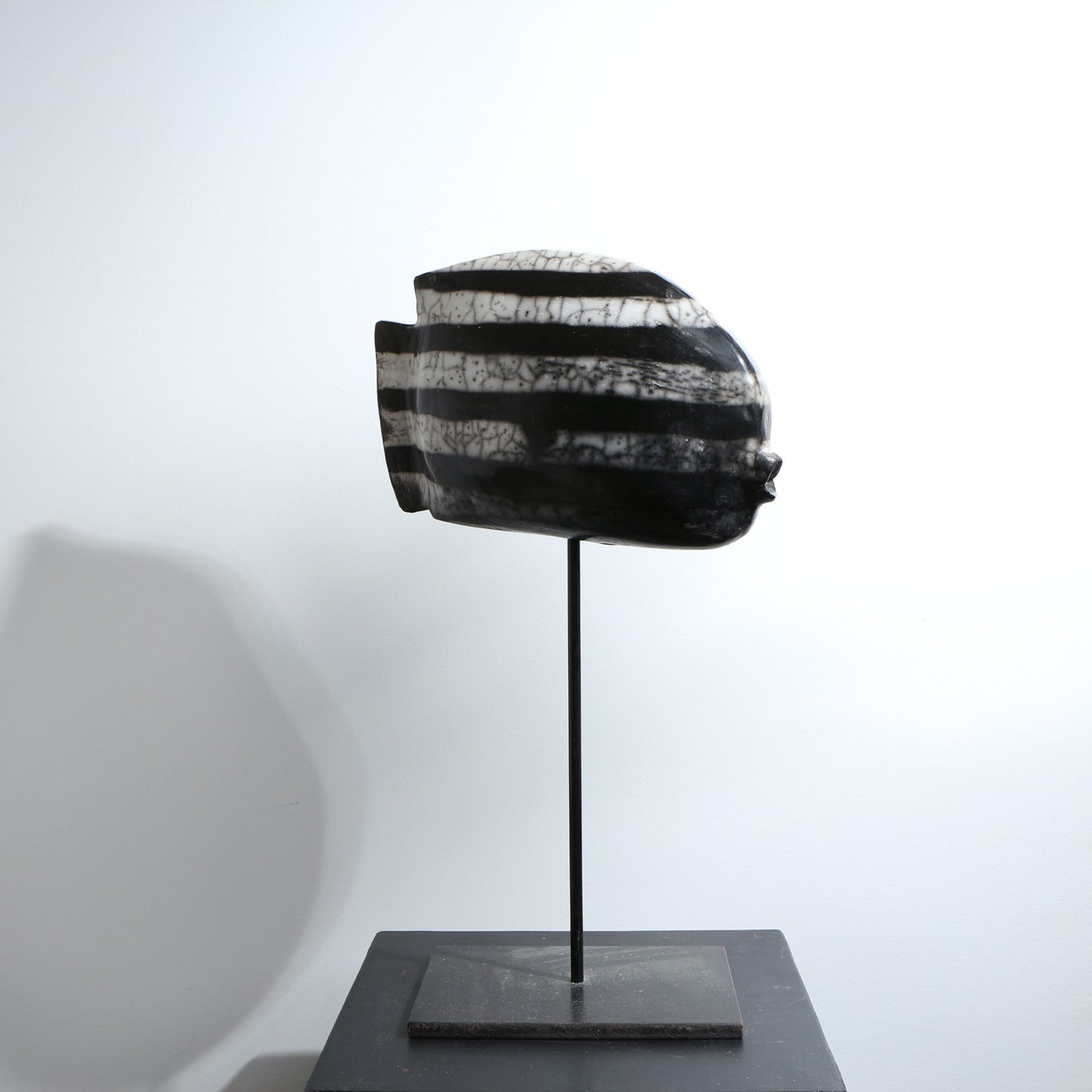 Sculpture poisson raku nu stries horizontales