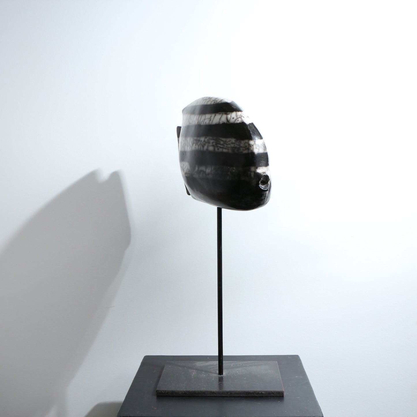 Sculpture poisson raku nu stries horizontales