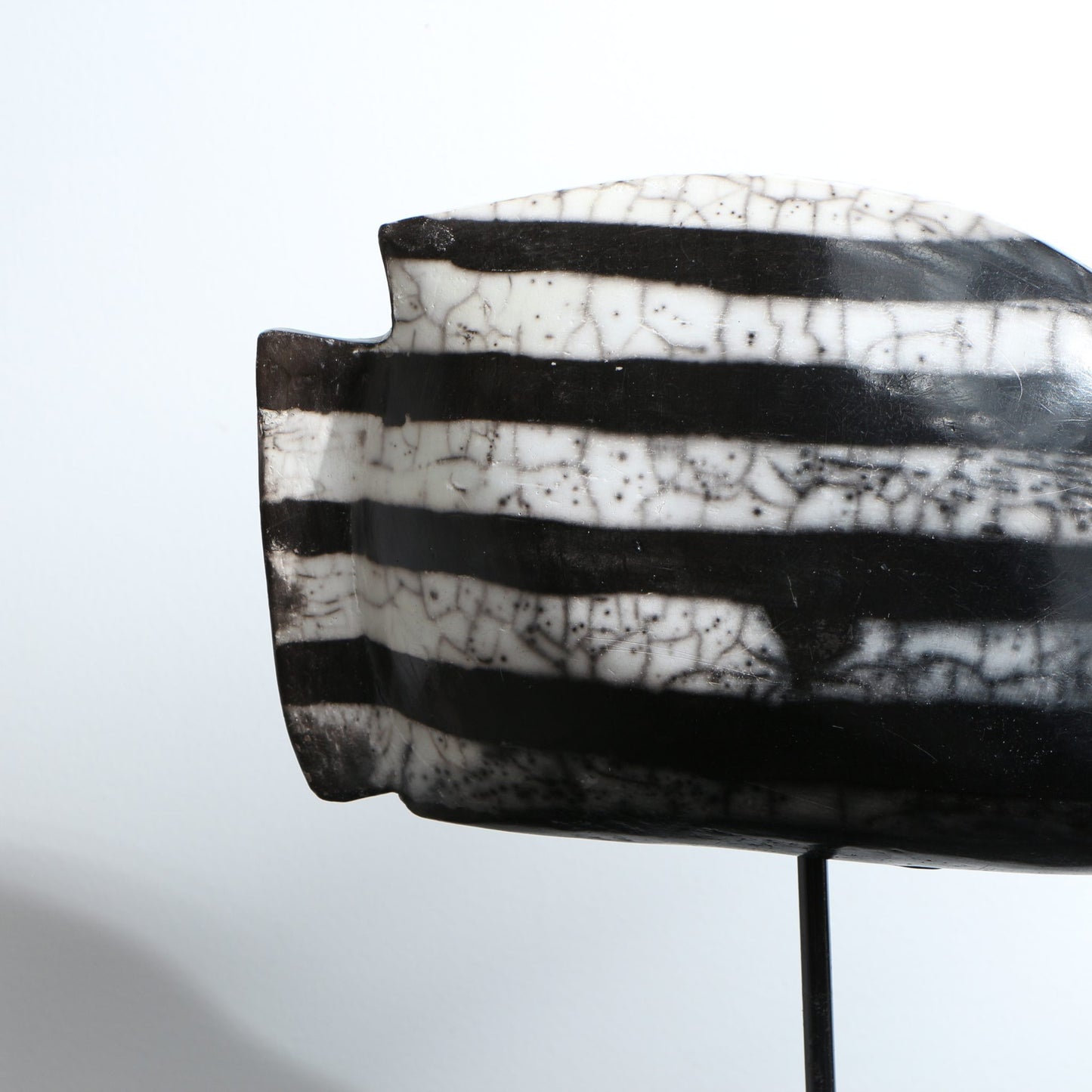 Sculpture poisson raku nu stries horizontales