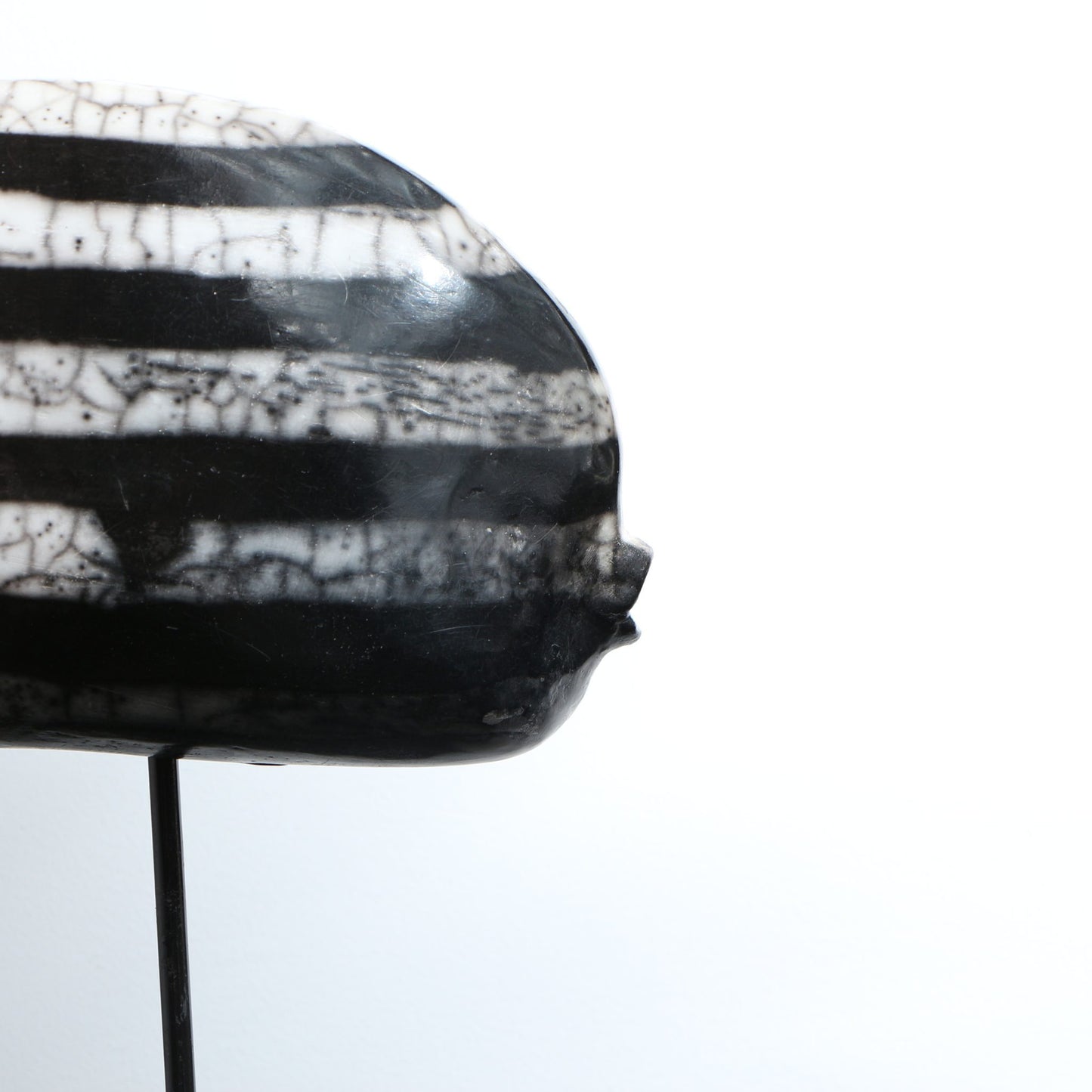 Sculpture poisson raku nu stries horizontales