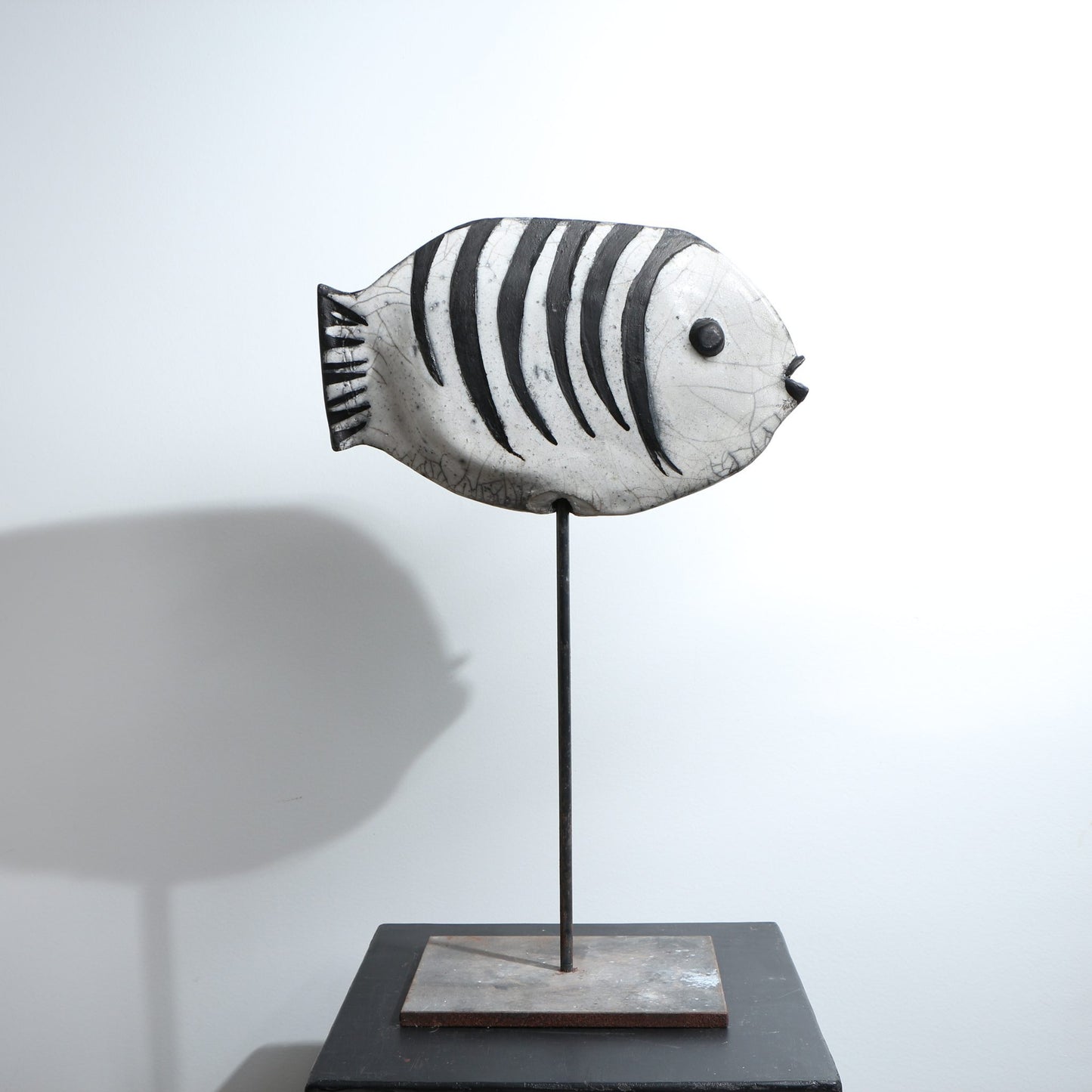 Sculpture poisson raku stries sur le dos et nageoires