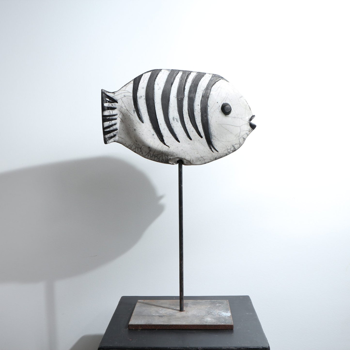 Sculpture poisson raku stries sur le dos et nageoires