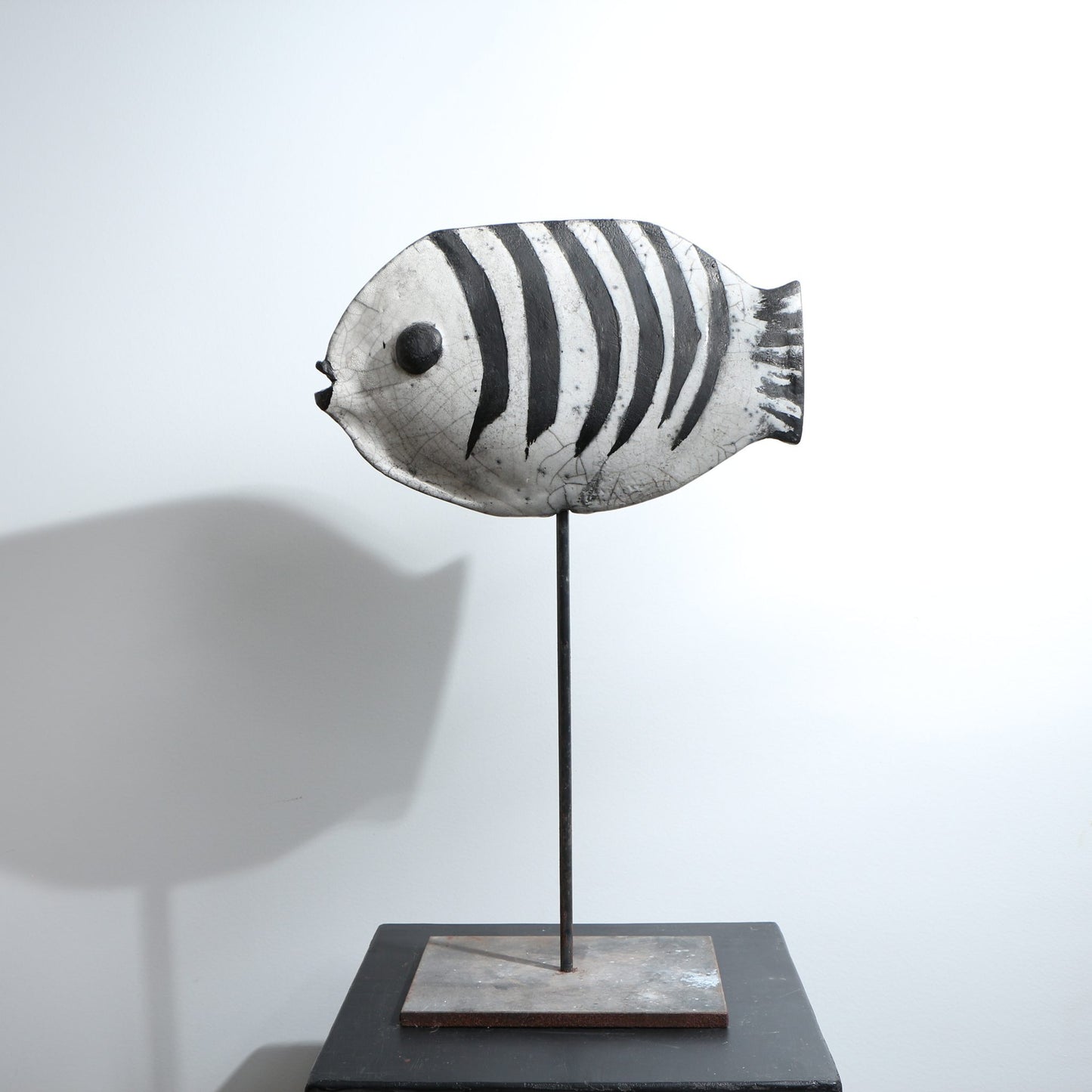 Sculpture poisson raku stries sur le dos et nageoires
