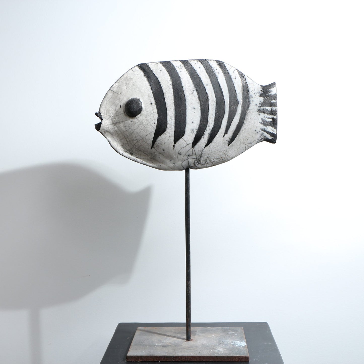 Sculpture poisson raku stries sur le dos et nageoires