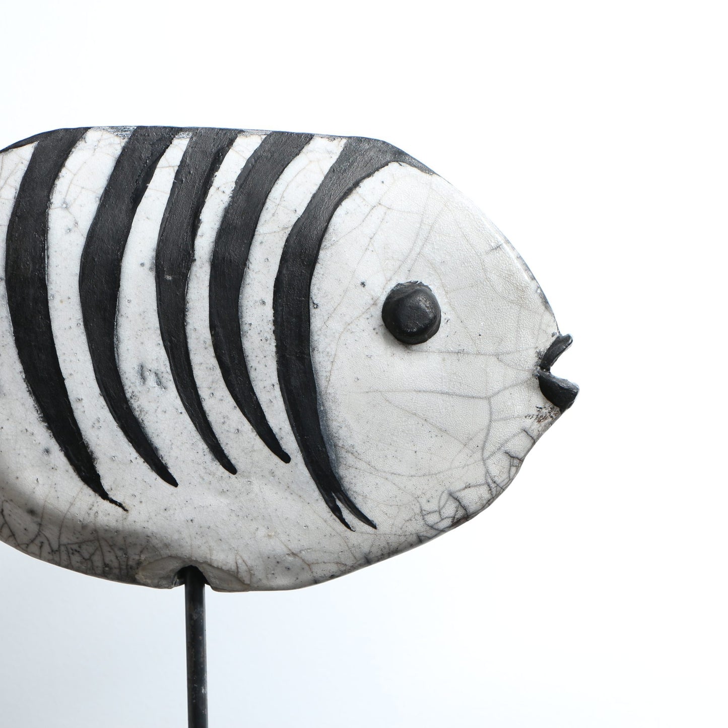 Sculpture poisson raku stries sur le dos et nageoires
