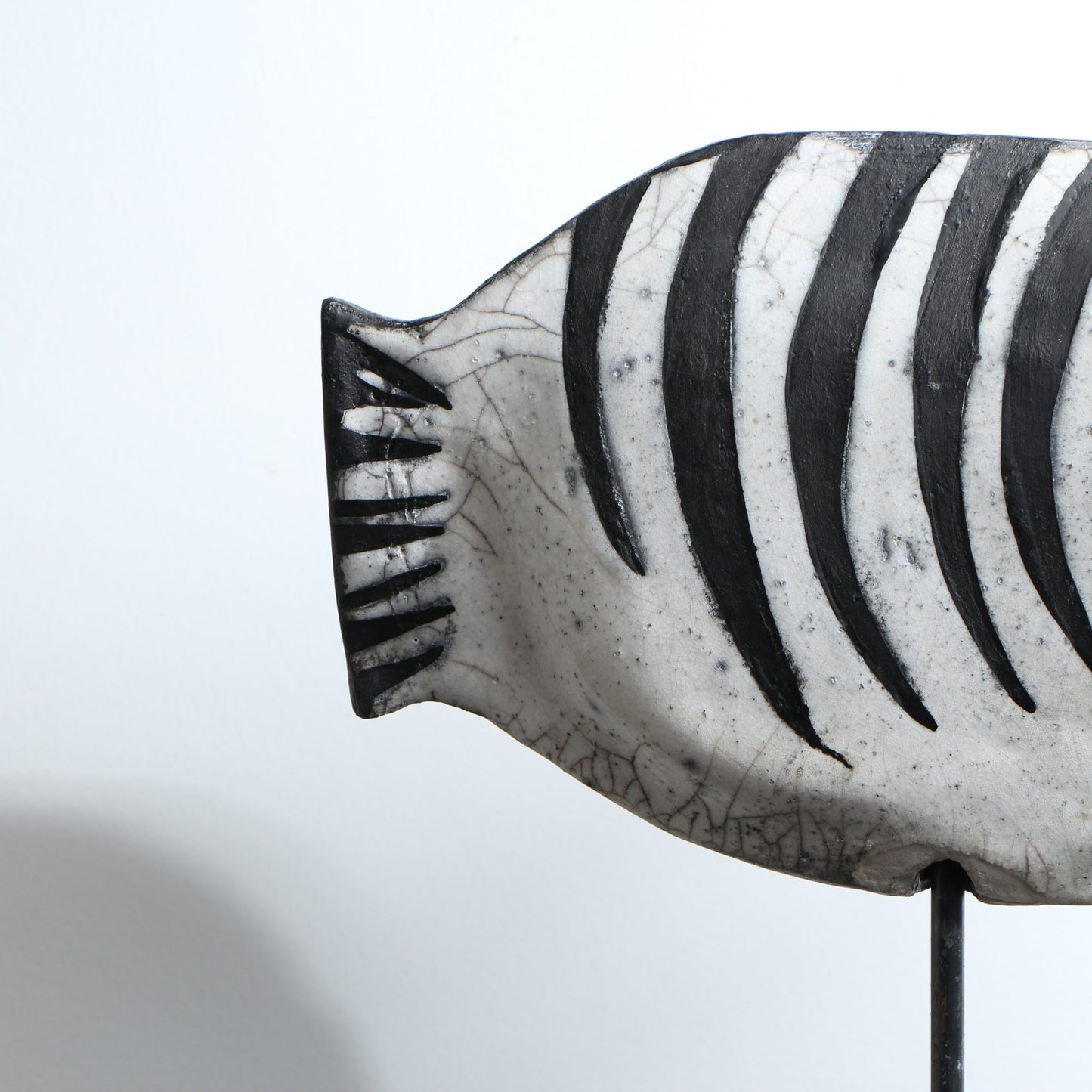 Sculpture poisson raku stries sur le dos et nageoires