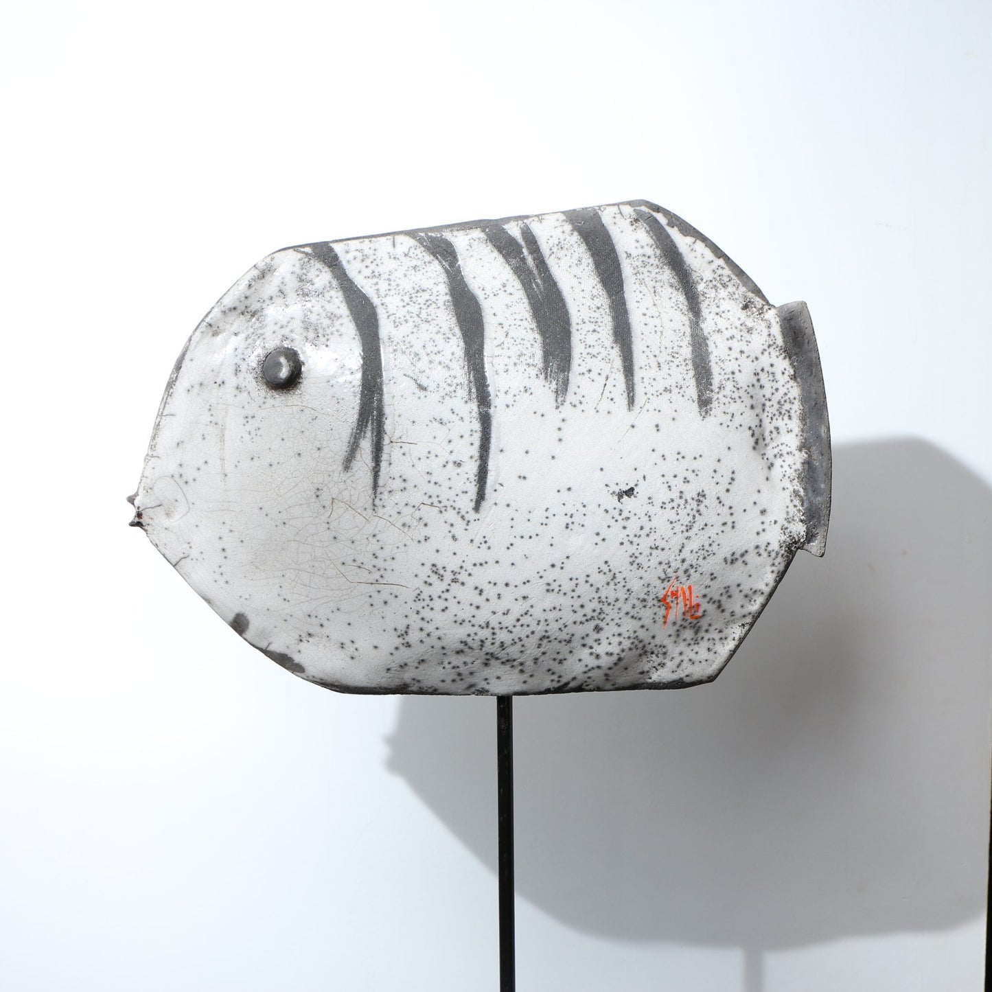 Sculpture poisson raku stries sur le dos tacheté signature Shali