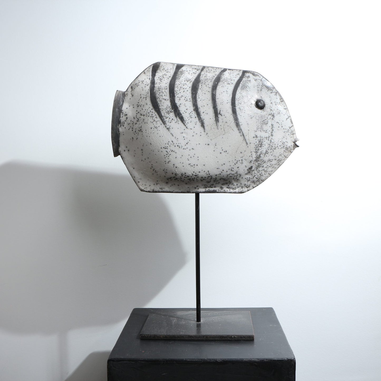 Sculpture poisson raku stries sur le dos tacheté signature Shali