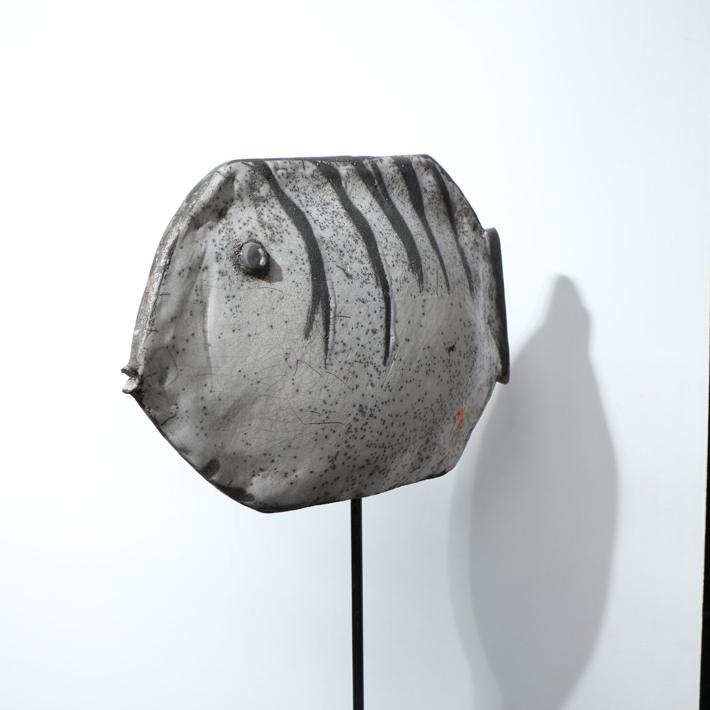 Sculpture poisson raku stries sur le dos tacheté signature Shali