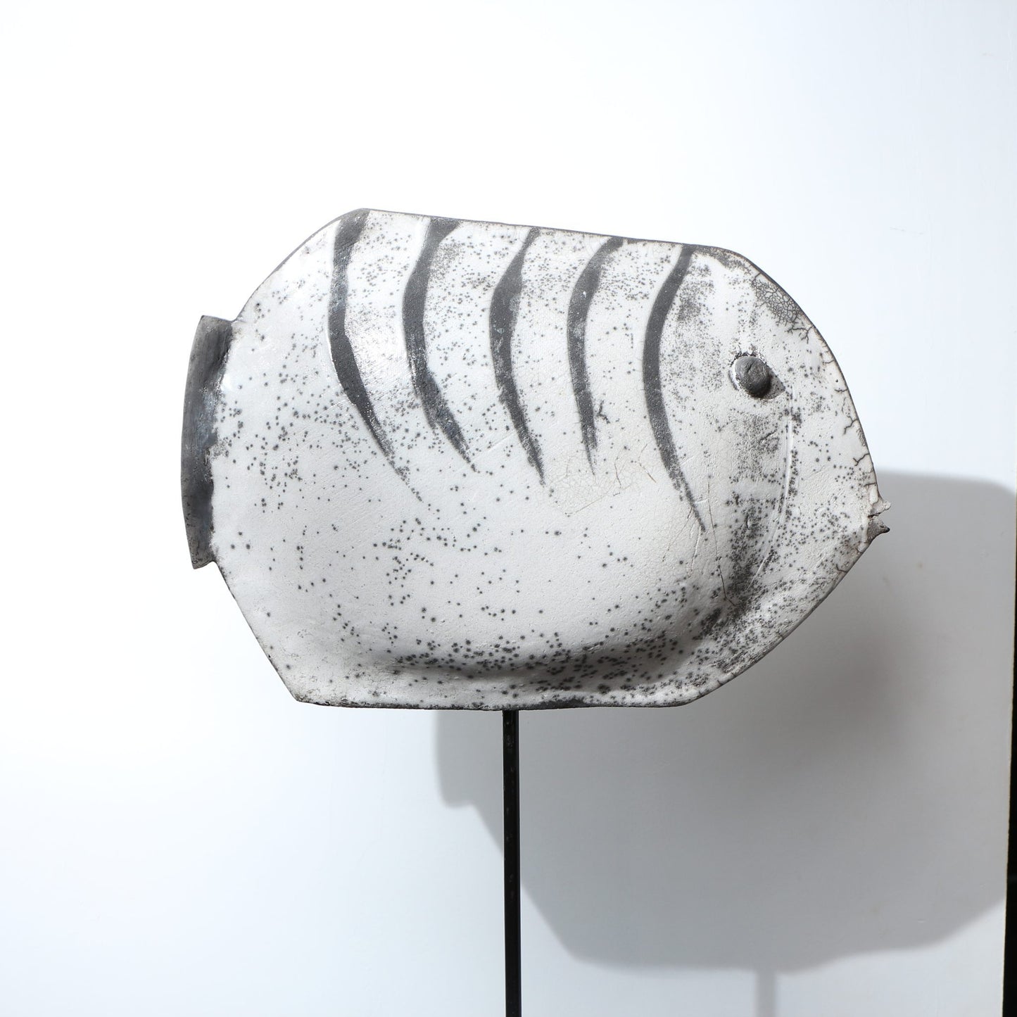 Sculpture poisson raku stries sur le dos tacheté signature Shali