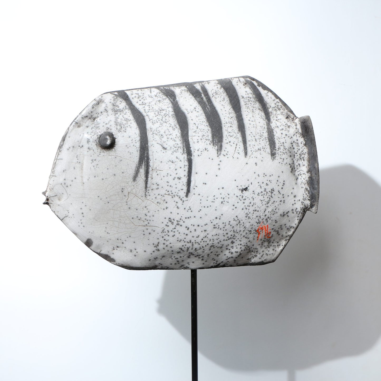 Sculpture poisson raku stries sur le dos tacheté signature Shali
