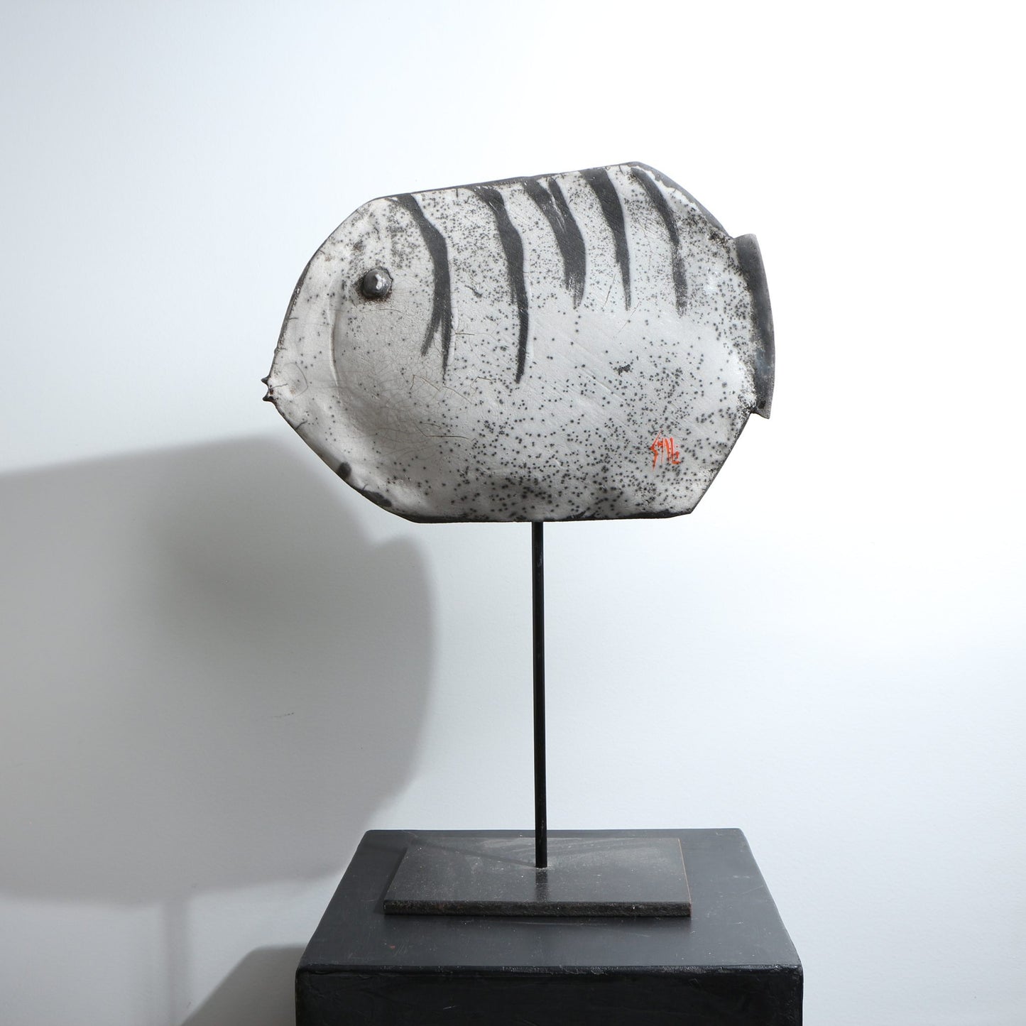 Sculpture poisson raku stries sur le dos tacheté signature Shali