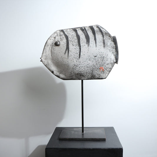 Sculpture poisson raku stries sur le dos tacheté signature Shali