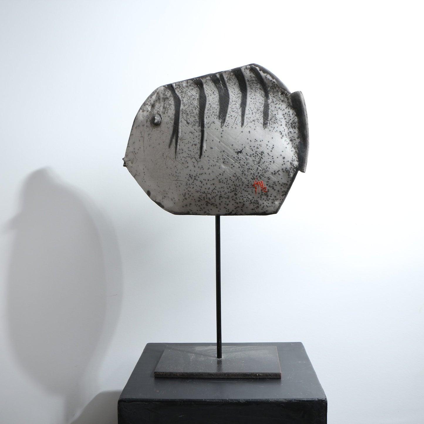 Sculpture poisson raku stries sur le dos tacheté signature Shali