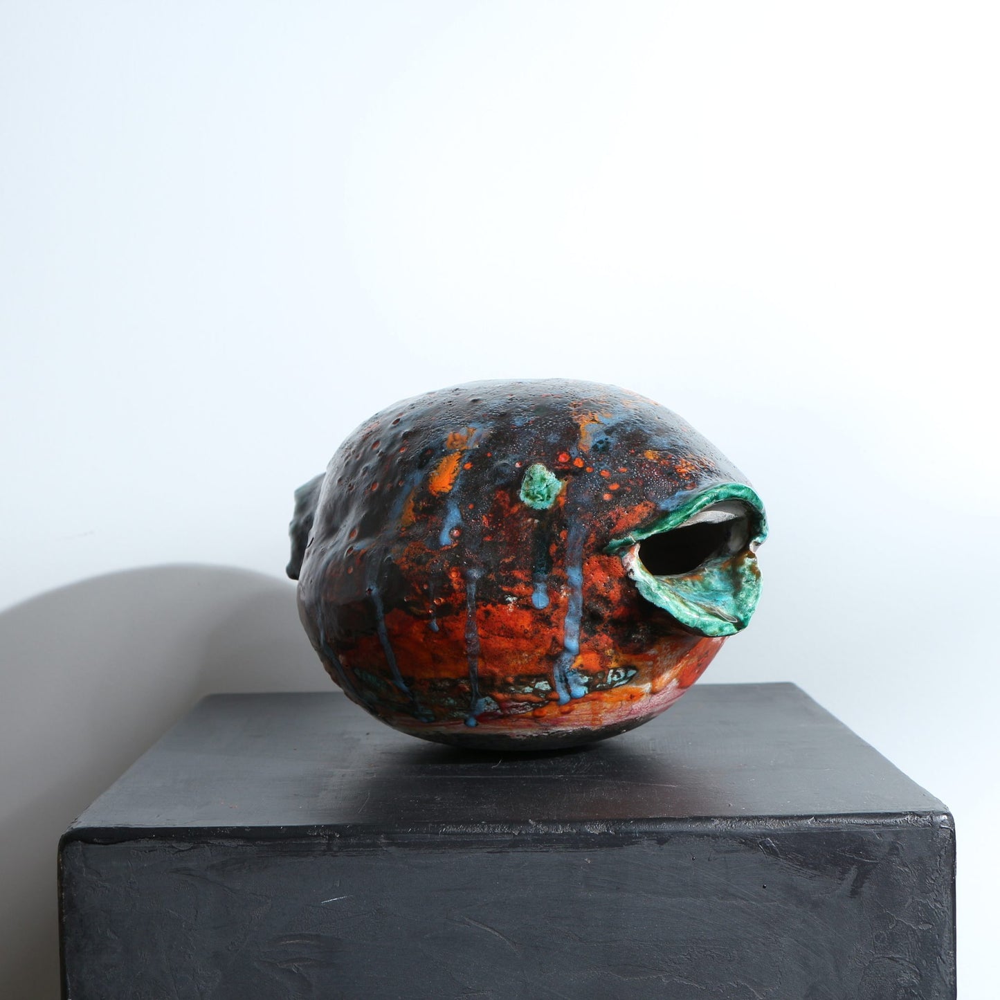 Sculpture de poisson rond en céramique multicolore