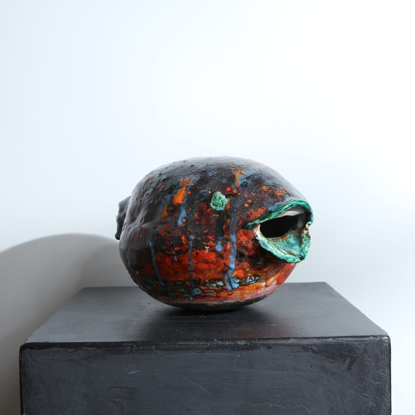 Sculpture de poisson rond en céramique multicolore