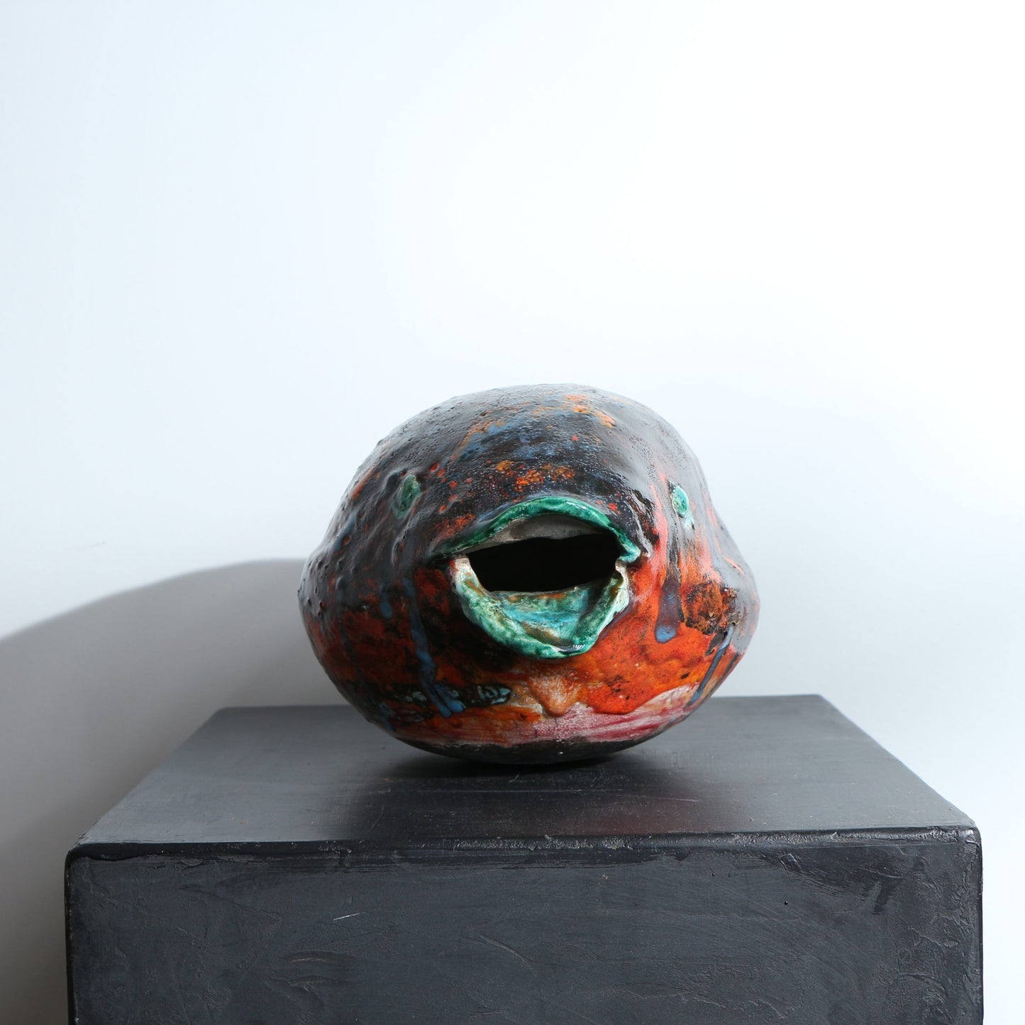 Sculpture de poisson rond en céramique multicolore