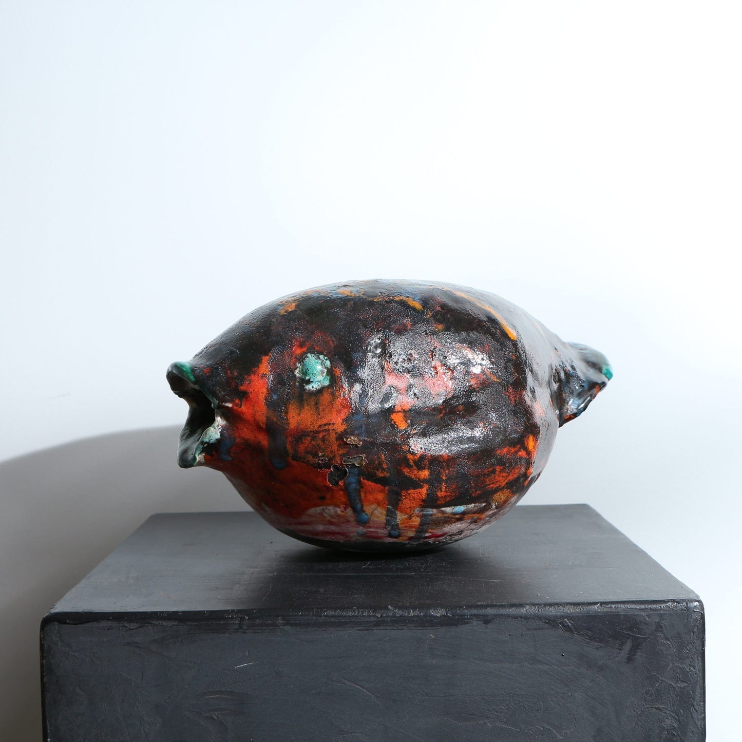 Sculpture de poisson rond en céramique multicolore
