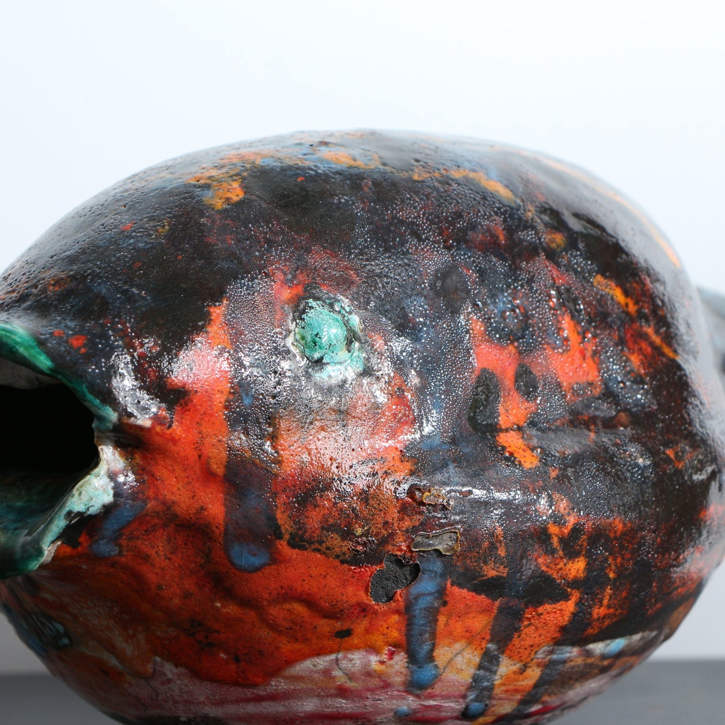 Sculpture de poisson rond en céramique multicolore