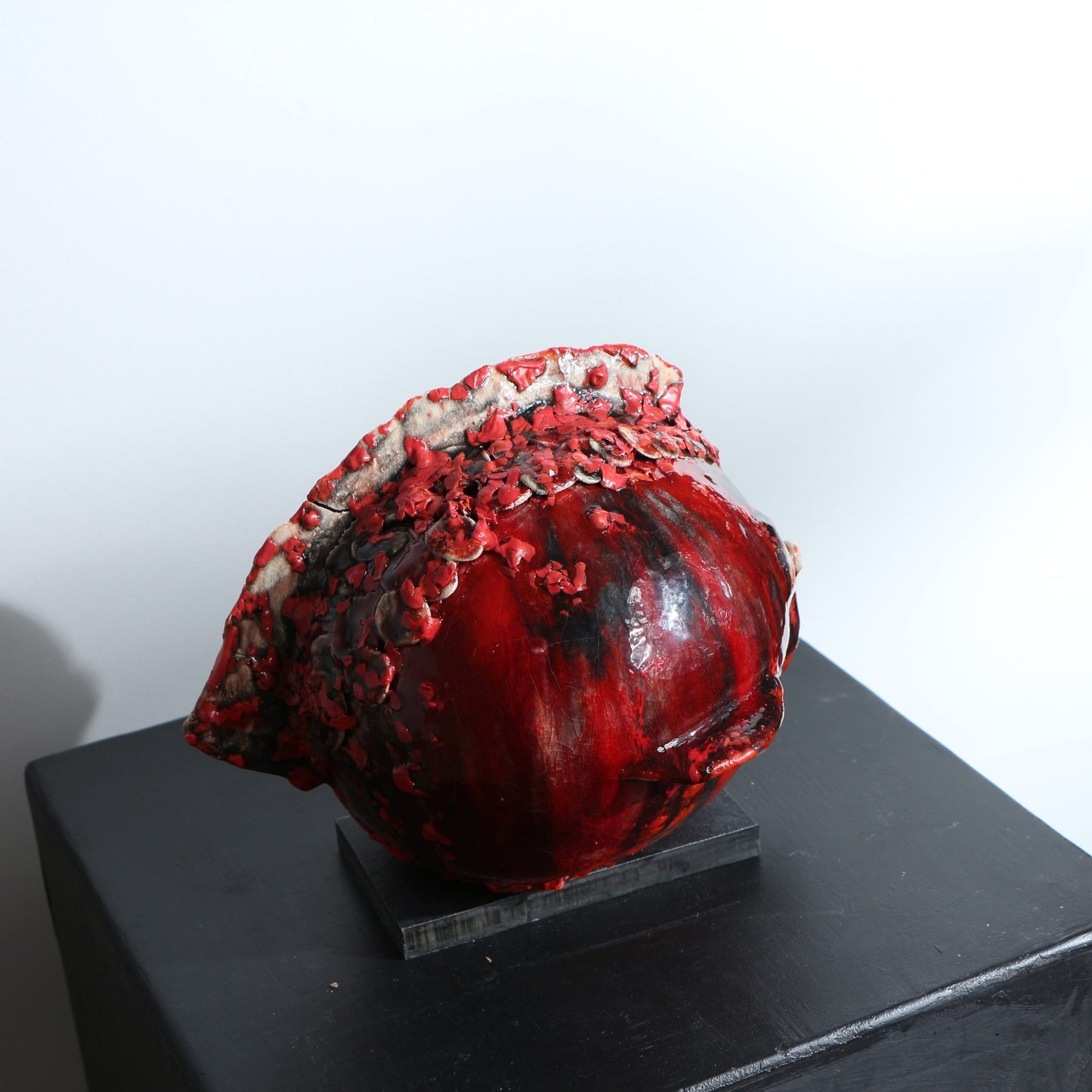 Sculpture de poisson rond – Rouge profond craquelé