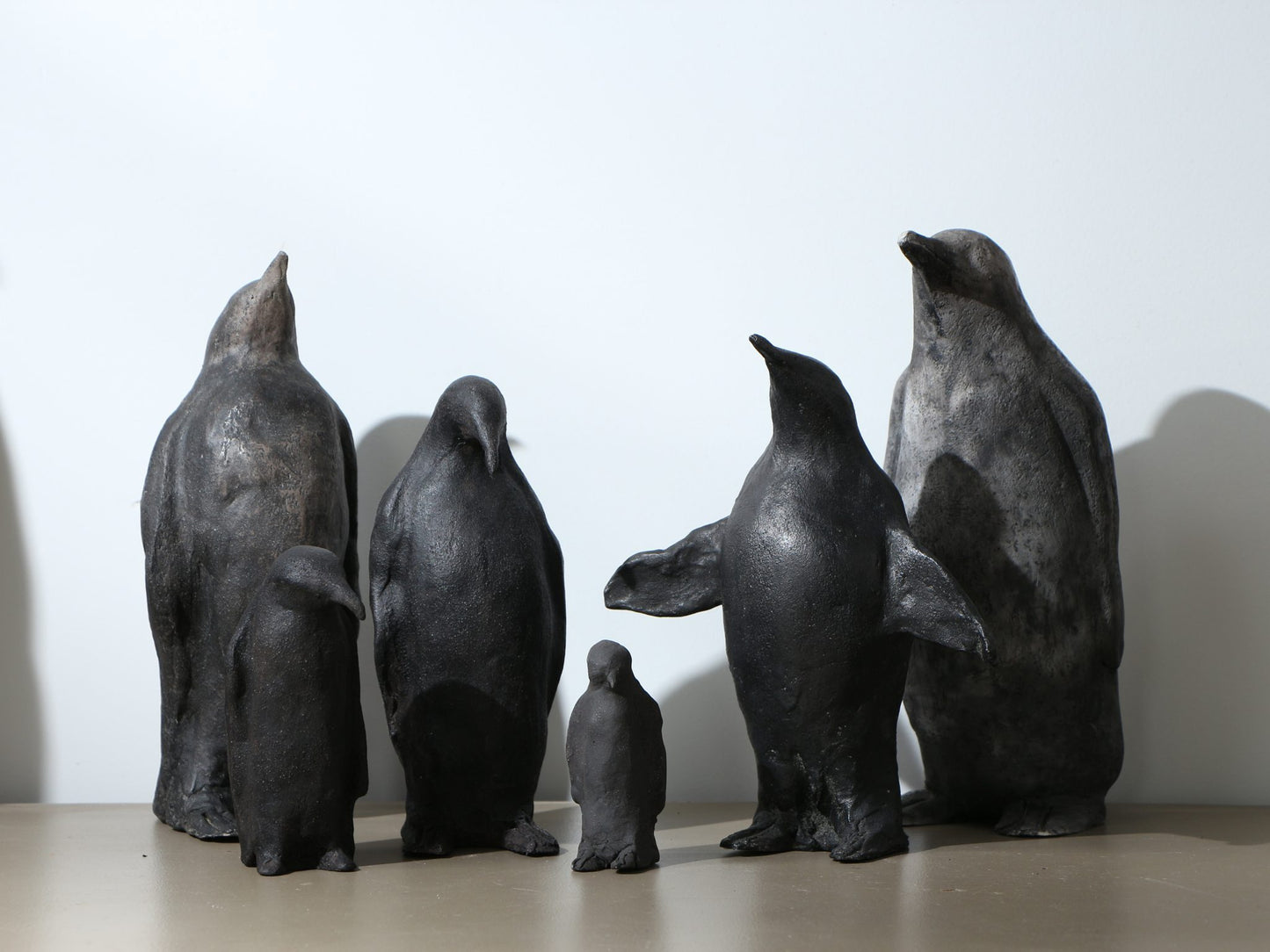 Sculpture de manchot en céramique – terre noire